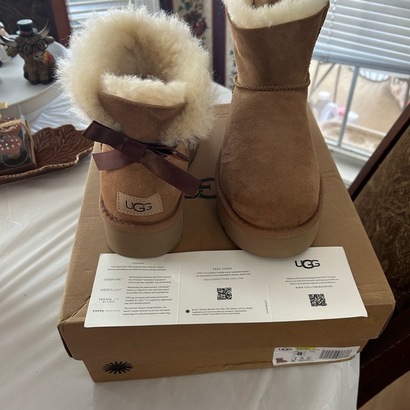 UGG Chestnut Sheepskin Winter Boots - Picture 1 of 4
